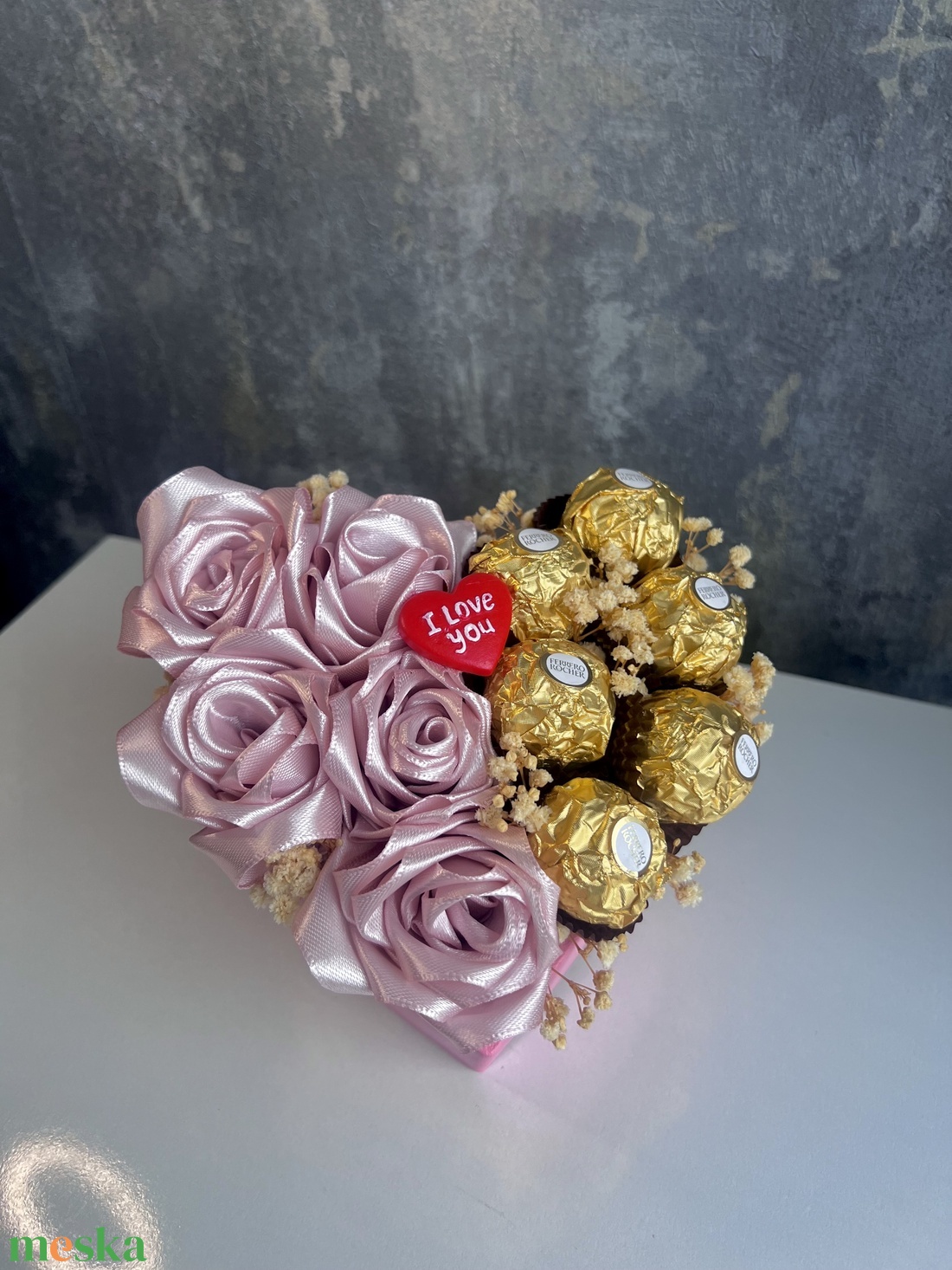 Virágbox szaténrózsákkal és Ferrero csokival - otthon & életmód - virágdekoráció - virágok - virágbox - Meska.hu