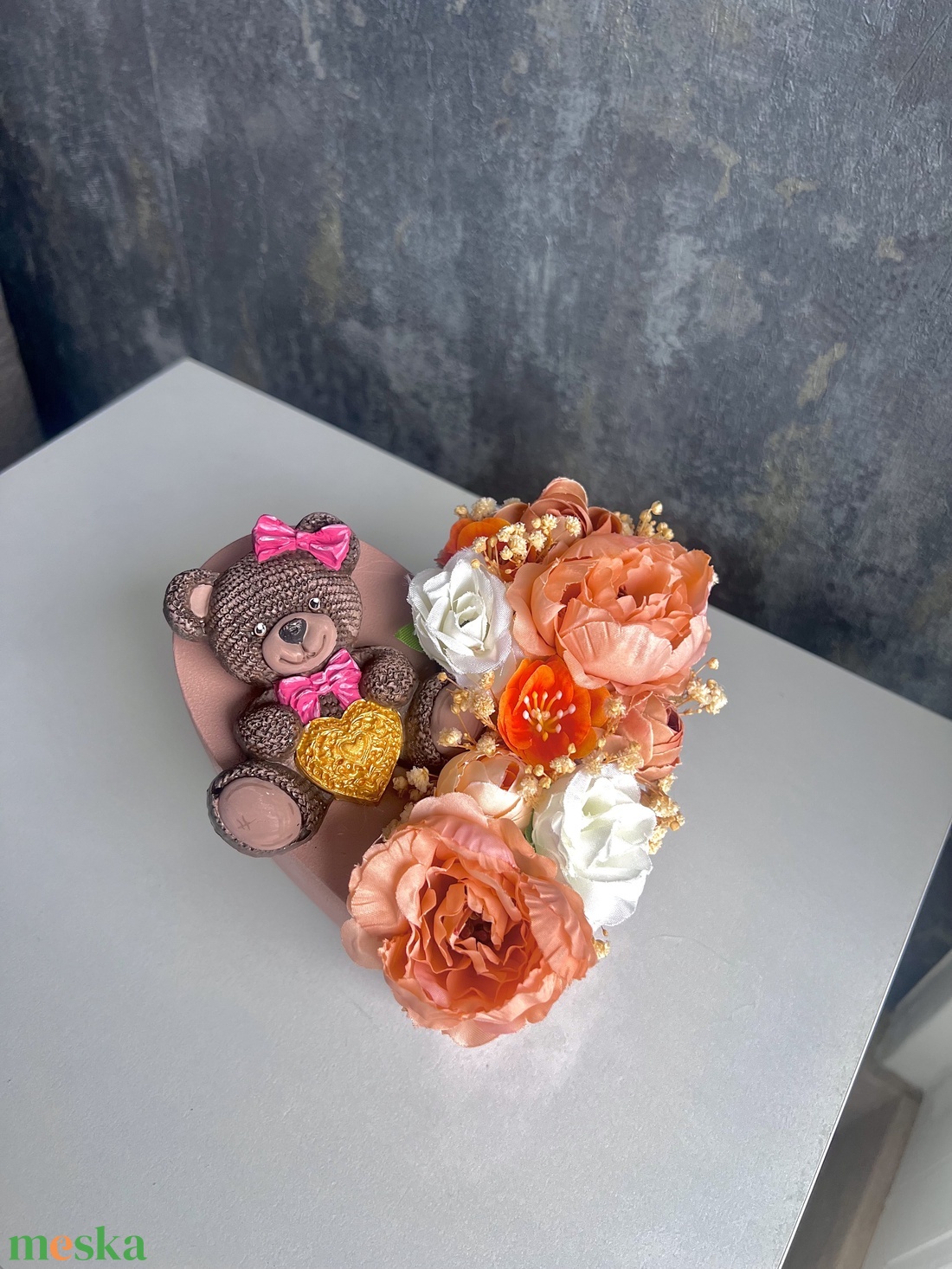 Virágbox macis kerámiafigurával - otthon & életmód - virágdekoráció - virágdíszek - asztali virágdísz - Meska.hu