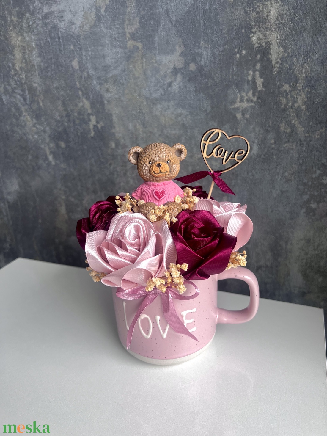 Bögrés dísz szaténrózsákkal - otthon & életmód - virágdekoráció - virágdíszek - asztali virágdísz - Meska.hu