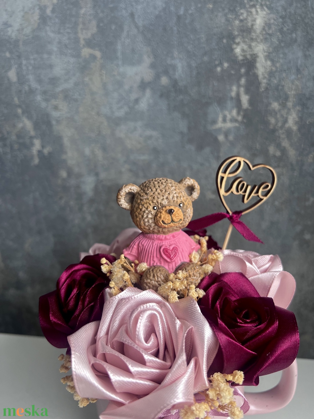 Bögrés dísz szaténrózsákkal - otthon & életmód - virágdekoráció - virágdíszek - asztali virágdísz - Meska.hu