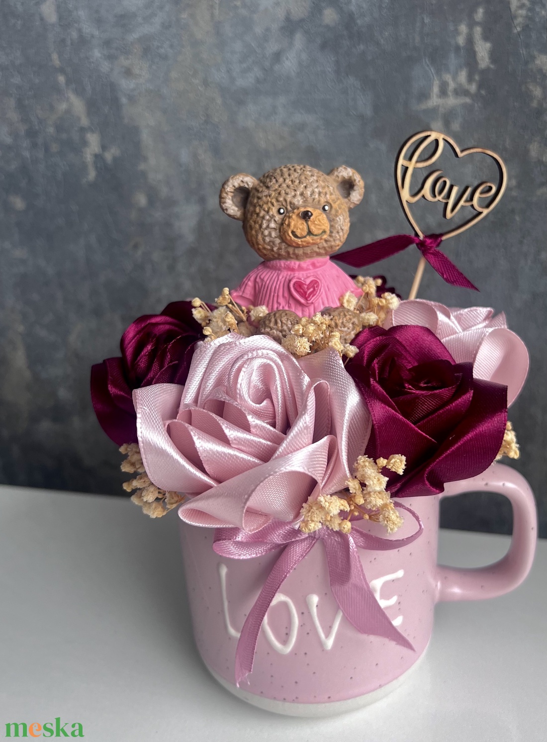 Bögrés dísz szaténrózsákkal - otthon & életmód - virágdekoráció - virágdíszek - asztali virágdísz - Meska.hu