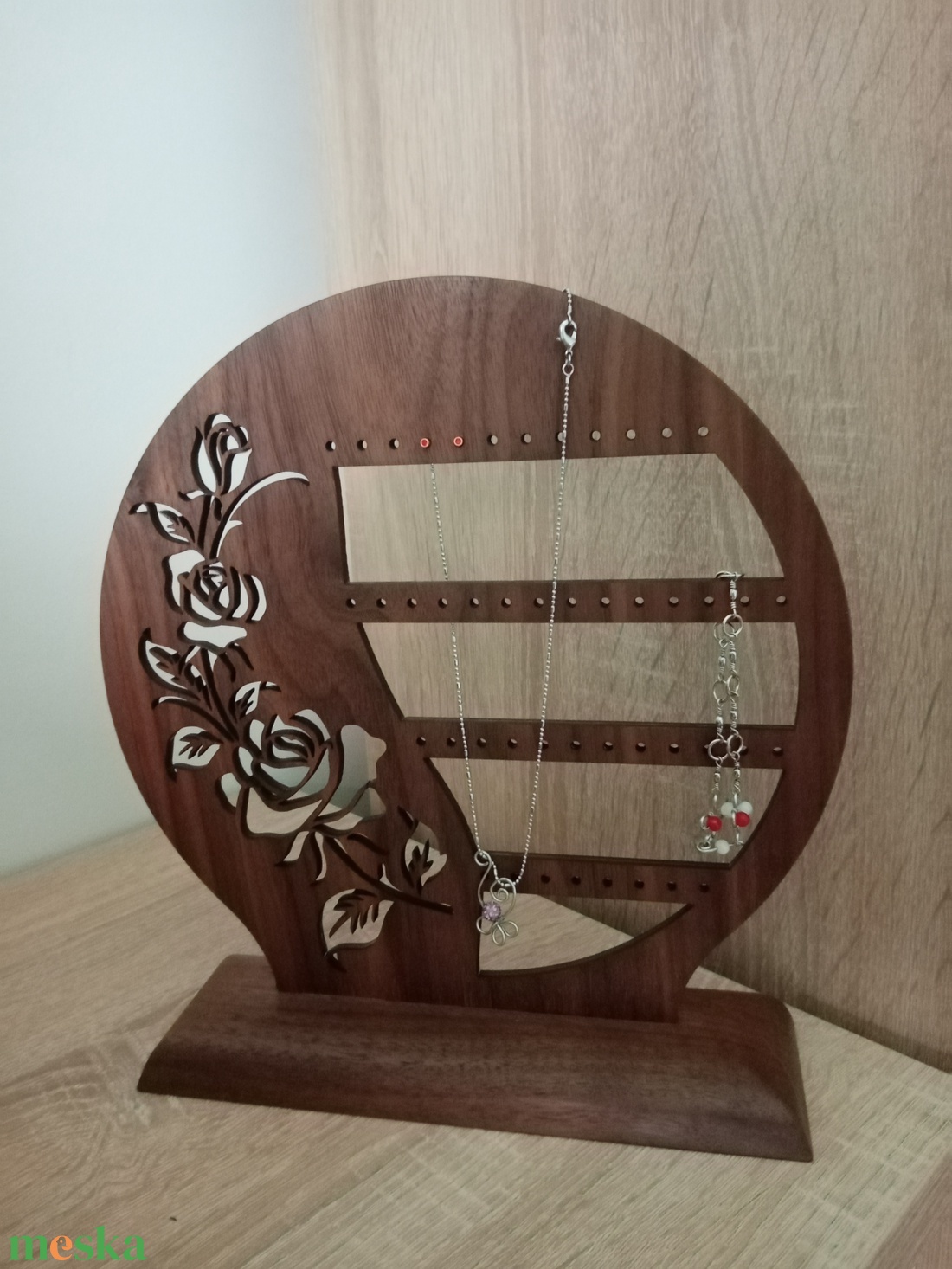 Ékszertartó, fülbevaló tartó, nyaklánctartó diófából, születésnap, ballagás, névnap, házassági évforduló - ékszer - ékszertartó - ékszertartó állvány - Meska.hu