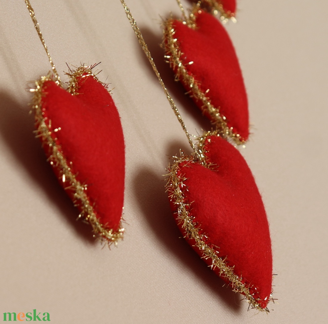 Karácsonyi filc harang ajtó- és ablakdísz � szíves, kézzel készült ünnepi dekor (piros) - karácsony - karácsonyi lakásdekoráció - karácsonyi ajtódíszek - Meska.hu