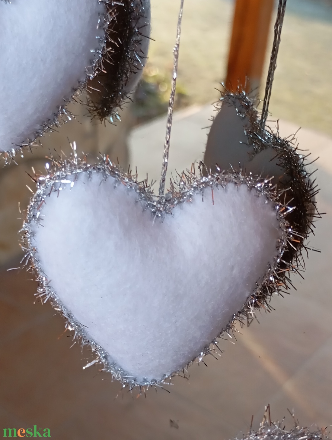 Téli filc harang ajtó- és ablakdísz � szíves, kézzel készült dekor (fehér�ezüst) - otthon & életmód - dekoráció - fali és függő dekoráció - függődísz - Meska.hu