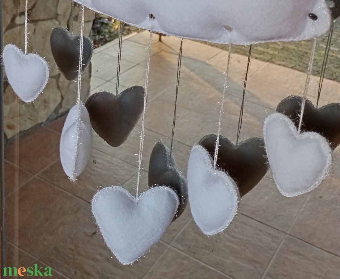 Téli filc harang ajtó- és ablakdísz � szíves, kézzel készült dekor (teljesen fehér) - otthon & életmód - dekoráció - ajtó- és ablak dekoráció - ablakdísz - Meska.hu