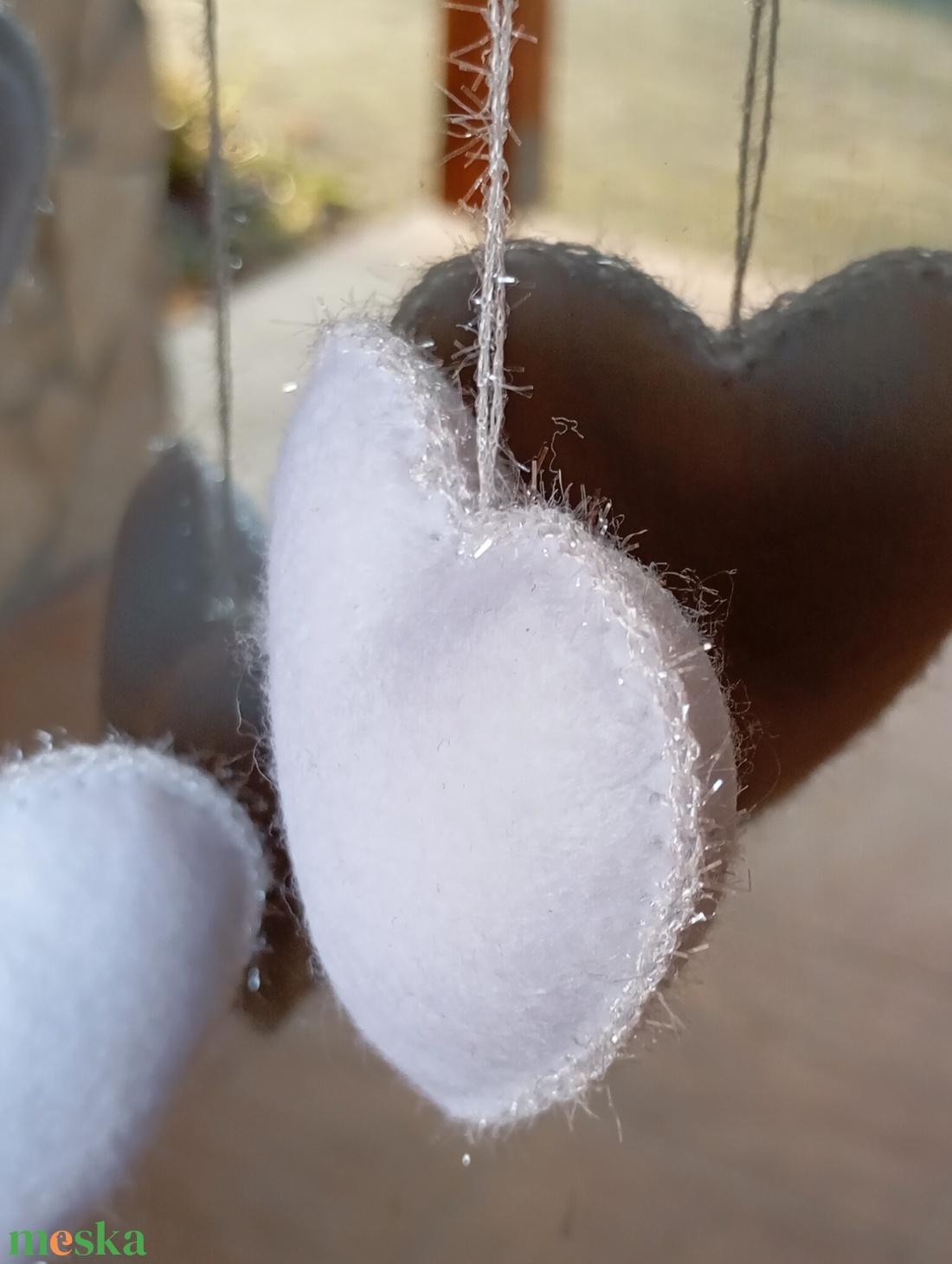 Téli filc harang ajtó- és ablakdísz � szíves, kézzel készült dekor (teljesen fehér) - otthon & életmód - dekoráció - ajtó- és ablak dekoráció - ablakdísz - Meska.hu