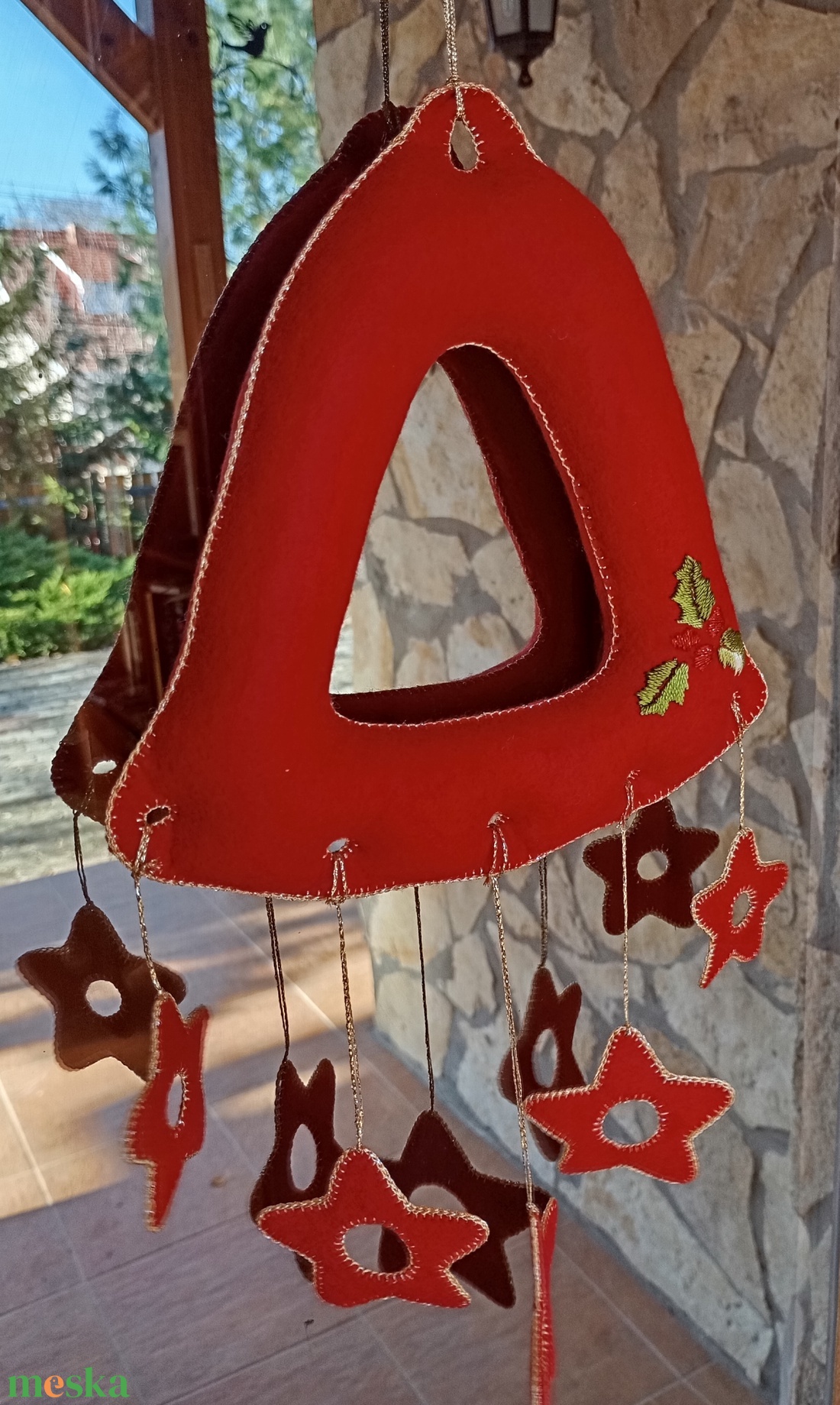 Karácsonyi filc harang ajtó- és ablakdísz � csillagos, kézzel hímzett ünnepi dekor (piros) - karácsony - karácsonyi lakásdekoráció - karácsonyi ajtódíszek - Meska.hu