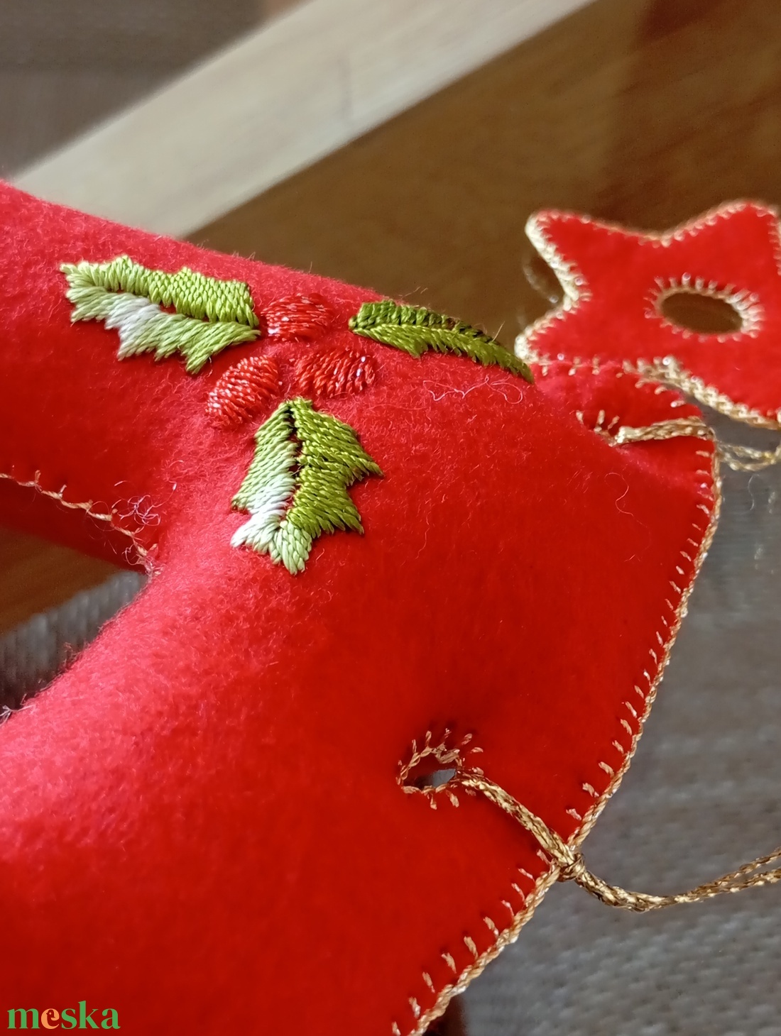 Karácsonyi filc harang ajtó- és ablakdísz � csillagos, kézzel hímzett ünnepi dekor (piros) - karácsony - karácsonyi lakásdekoráció - karácsonyi ajtódíszek - Meska.hu