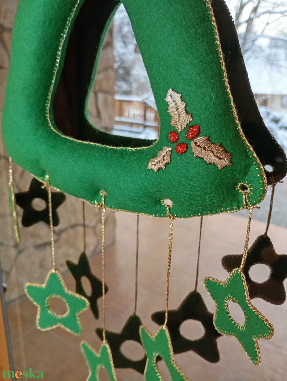Karácsonyi filc harang ajtó- és ablakdísz � csillagos, kézzel hímzett ünnepi dekor (zöld) - karácsony - karácsonyi lakásdekoráció - karácsonyi ajtódíszek - Meska.hu
