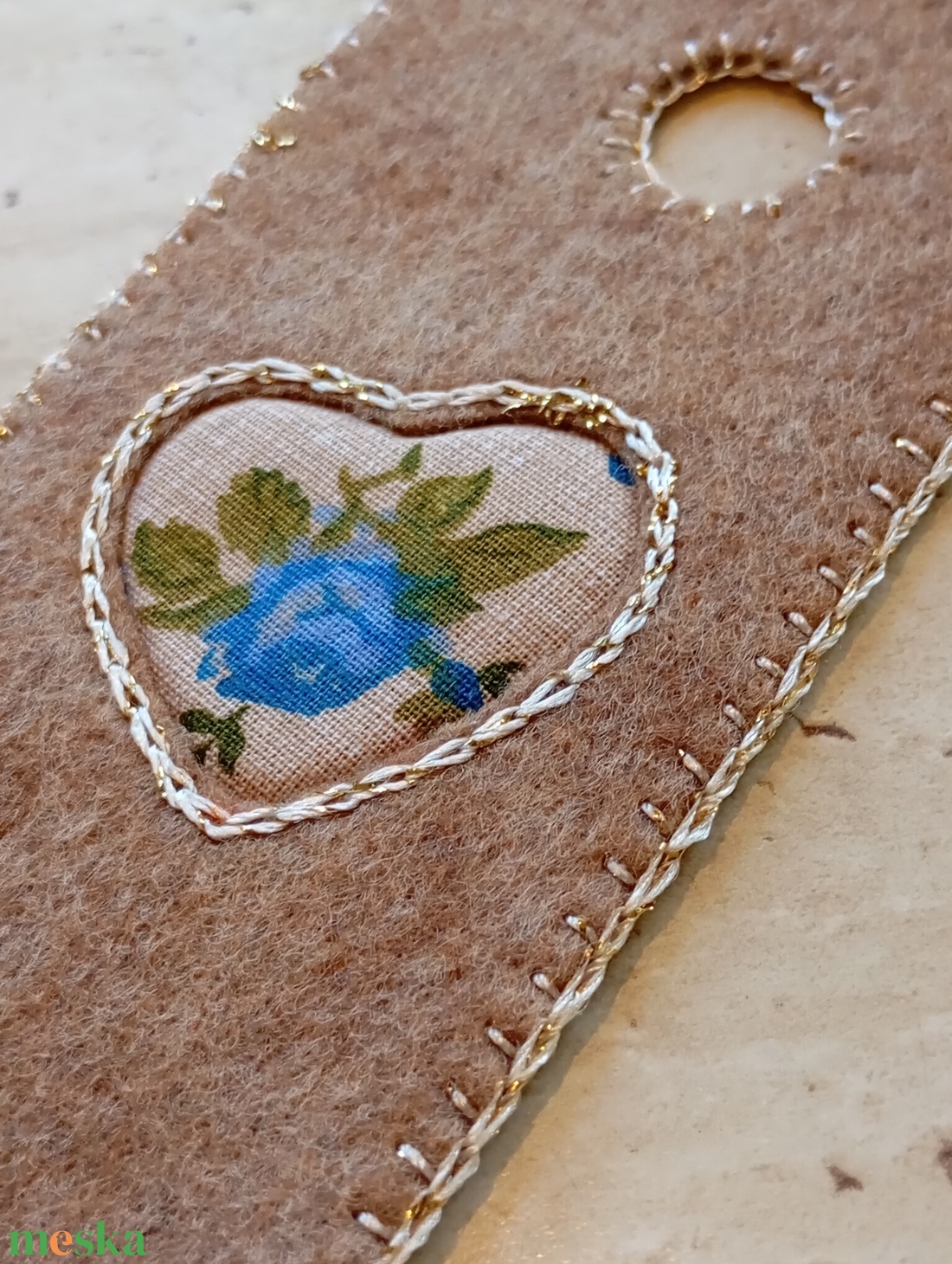 Natúr filc könyvjelző � kék rózsás szívek mintával - könyv & zene - könyvjelző - Meska.hu