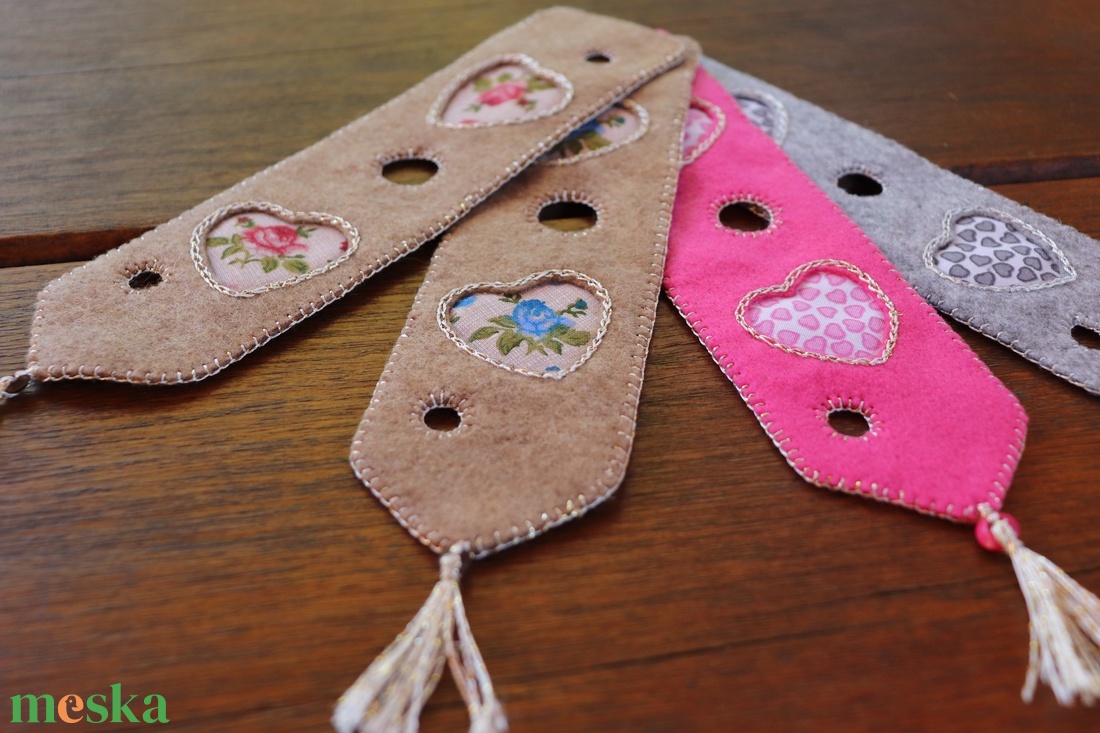 Natúr filc könyvjelző � kék rózsás szívek mintával - könyv & zene - könyvjelző - Meska.hu