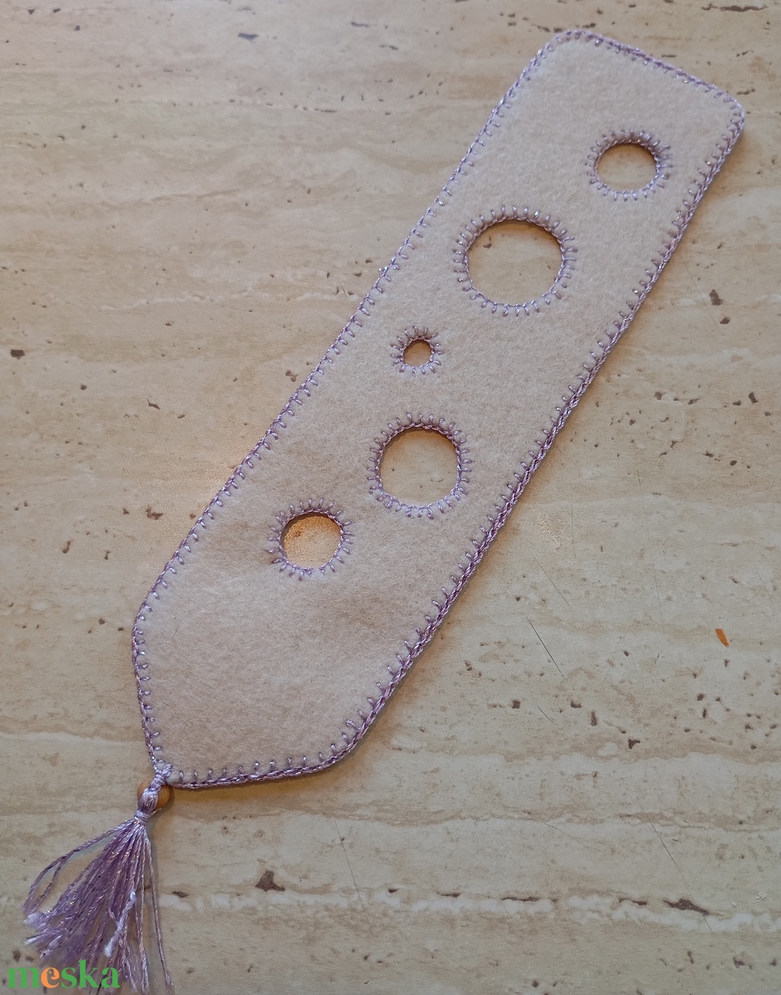 Krémszínű filc könyvjelző lila horgolással - könyv & zene - könyvjelző - Meska.hu