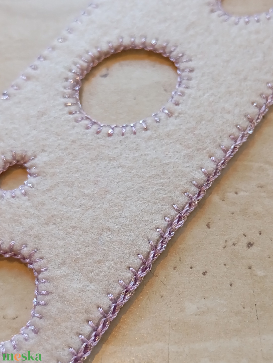 Krémszínű filc könyvjelző lila horgolással - könyv & zene - könyvjelző - Meska.hu