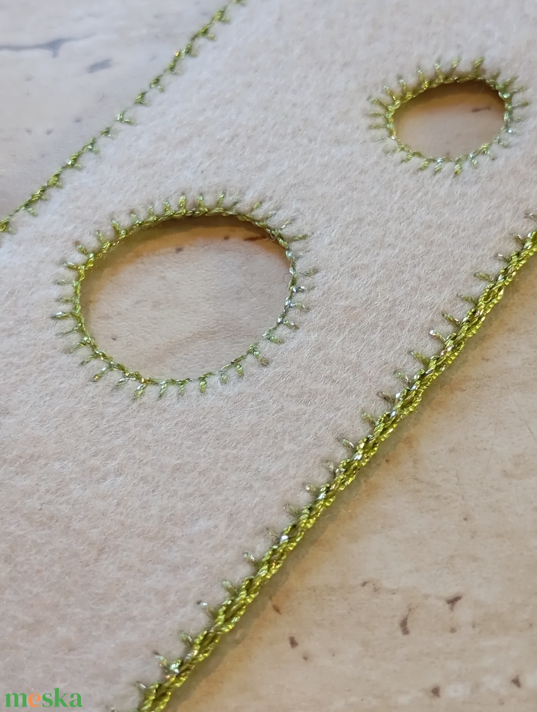 Krémszínű filc könyvjelző körmintával - könyv & zene - könyvjelző - Meska.hu