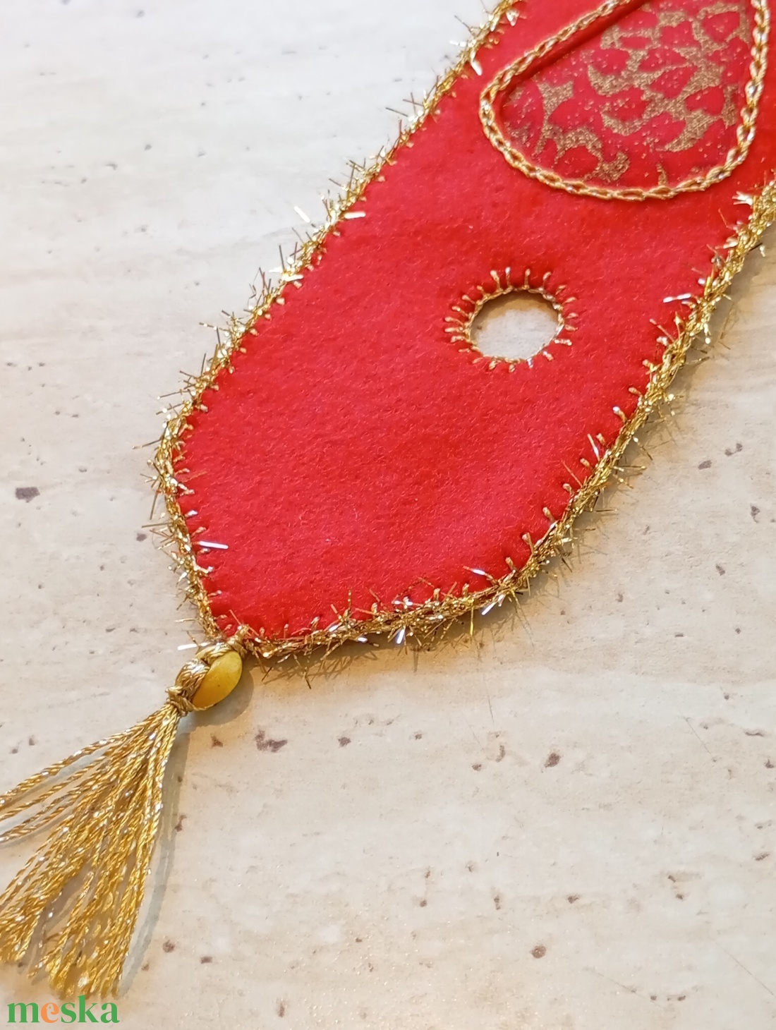 Piros filc könyvjelző arany harangmintával - könyv & zene - könyvjelző - Meska.hu