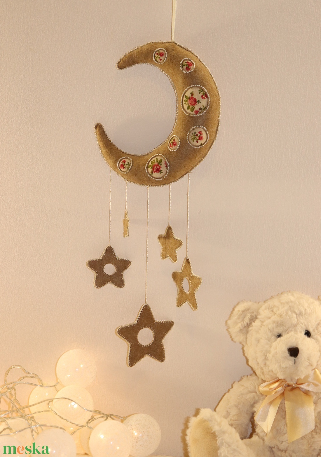 Bézs filc hold csillagokkal � kézzel készült, nyugtató gyerekszoba dekor - otthon & életmód - babaszoba, gyerekszoba - babaszoba dekoráció - Meska.hu
