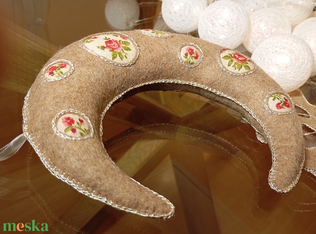 Bézs filc hold csillagokkal � kézzel készült, nyugtató gyerekszoba dekor - otthon & életmód - babaszoba, gyerekszoba - babaszoba dekoráció - Meska.hu