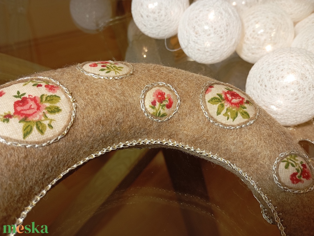 Bézs filc hold csillagokkal � kézzel készült, nyugtató gyerekszoba dekor - otthon & életmód - babaszoba, gyerekszoba - babaszoba dekoráció - Meska.hu