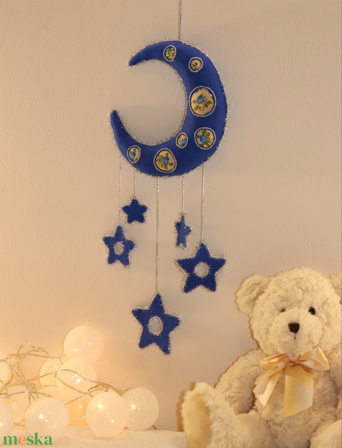 Kék filc hold csillagokkal � kézzel készült, nyugtató gyerekszoba dekor - otthon & életmód - babaszoba, gyerekszoba - babaszoba dekoráció - Meska.hu