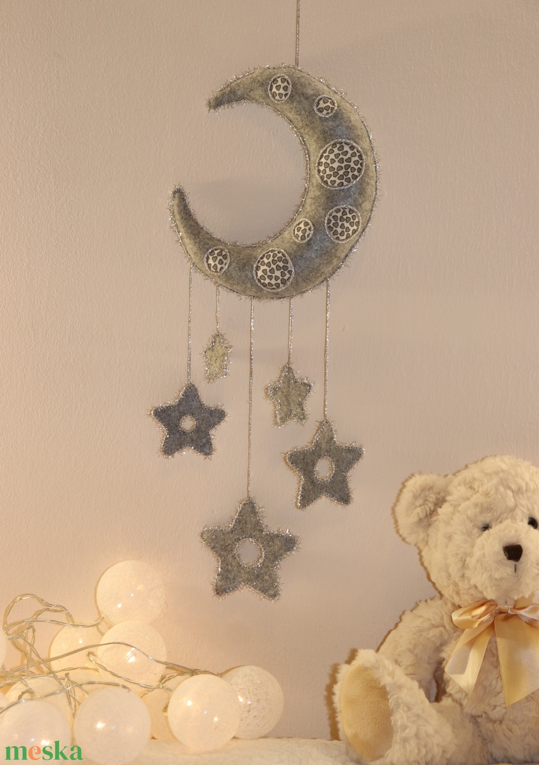 Szürke filc hold csillagokkal � kézzel készült, nyugodt hangulatú dekor - otthon & életmód - babaszoba, gyerekszoba - babaszoba dekoráció - Meska.hu