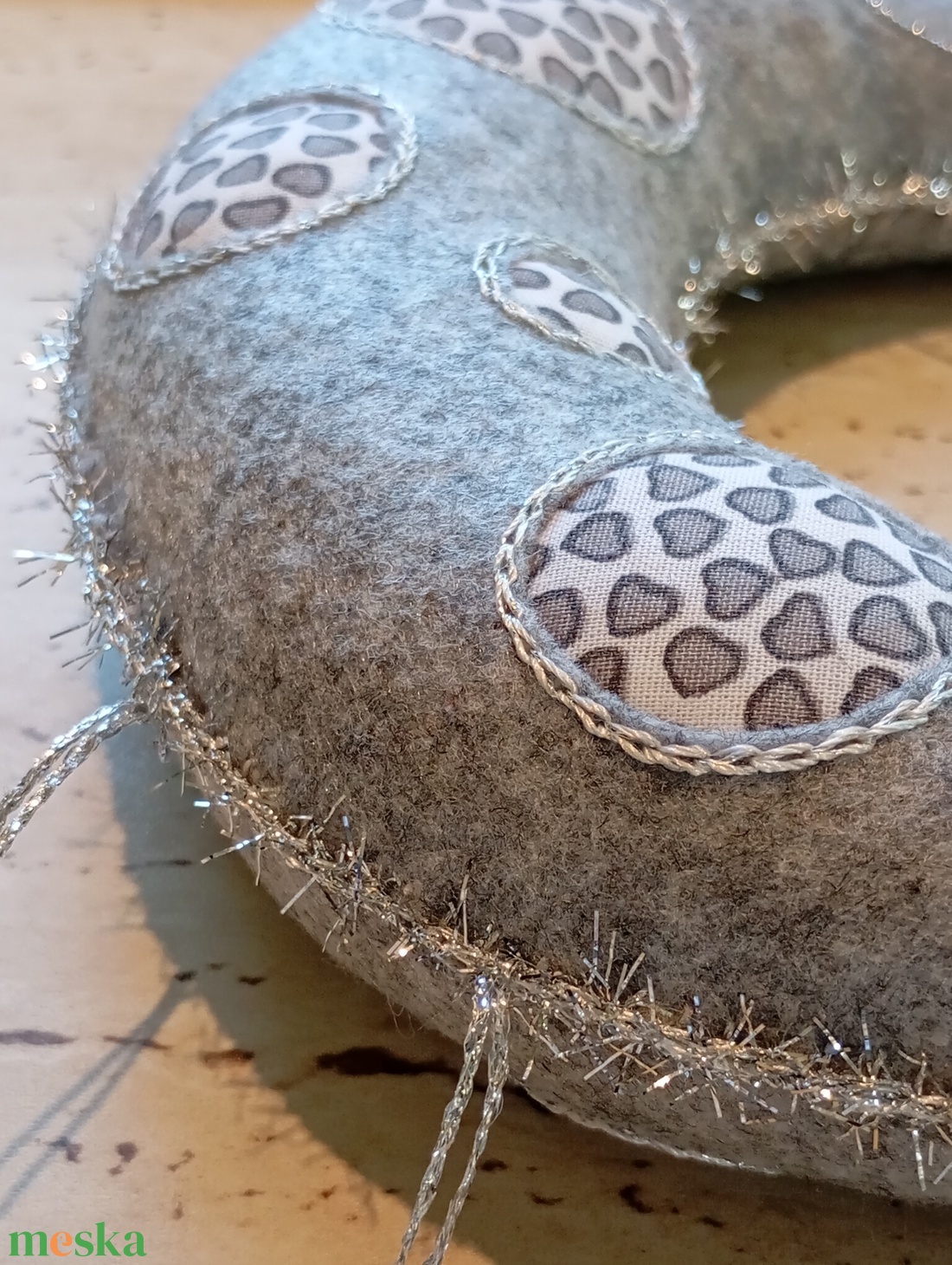 Szürke filc hold csillagokkal � kézzel készült, nyugodt hangulatú dekor - otthon & életmód - babaszoba, gyerekszoba - babaszoba dekoráció - Meska.hu