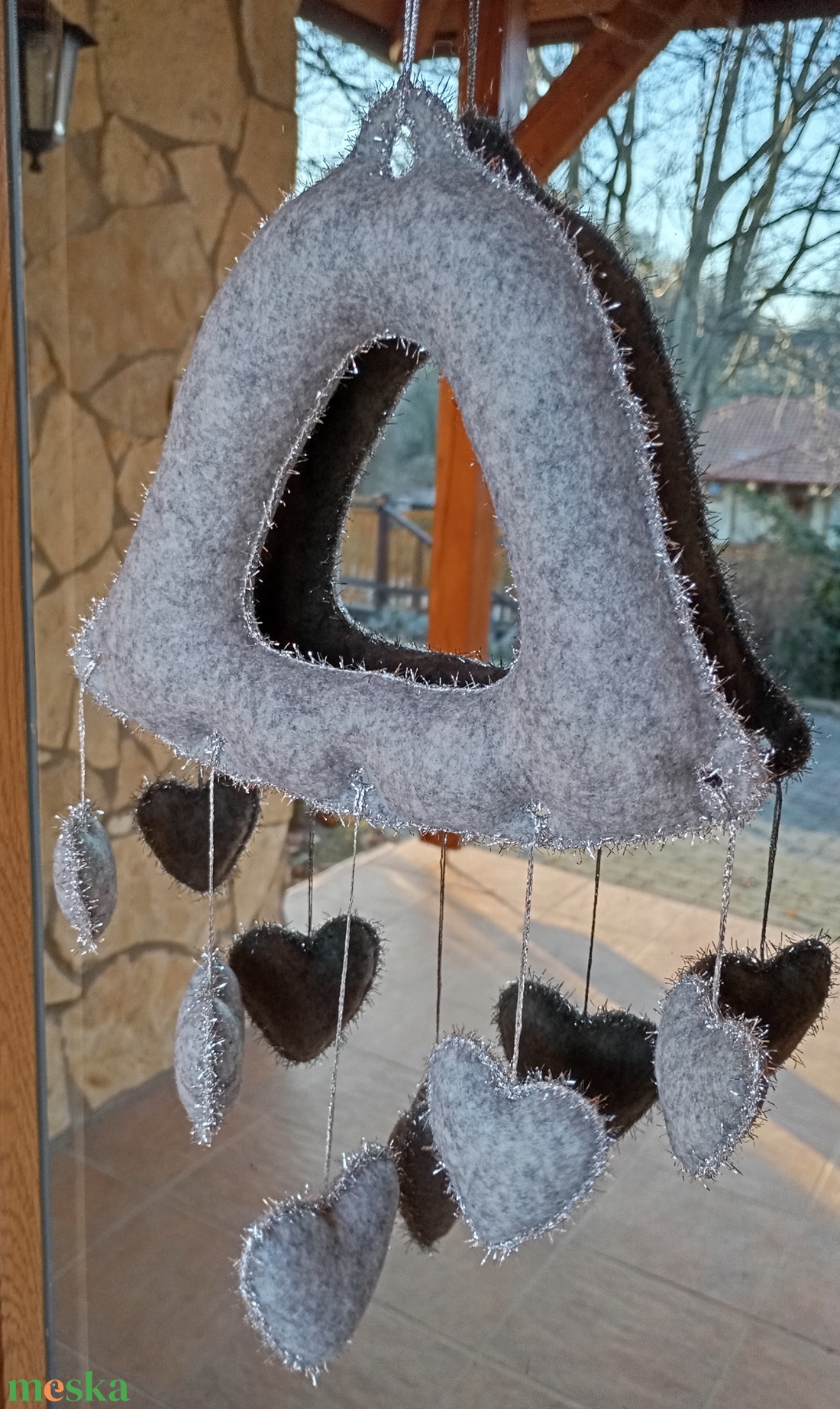 Téli filc harang ajtó- és ablakdísz � szíves, kézzel készült dekor (szürke�ezüst) - otthon & életmód - dekoráció - ajtó- és ablak dekoráció - ablakdísz - Meska.hu