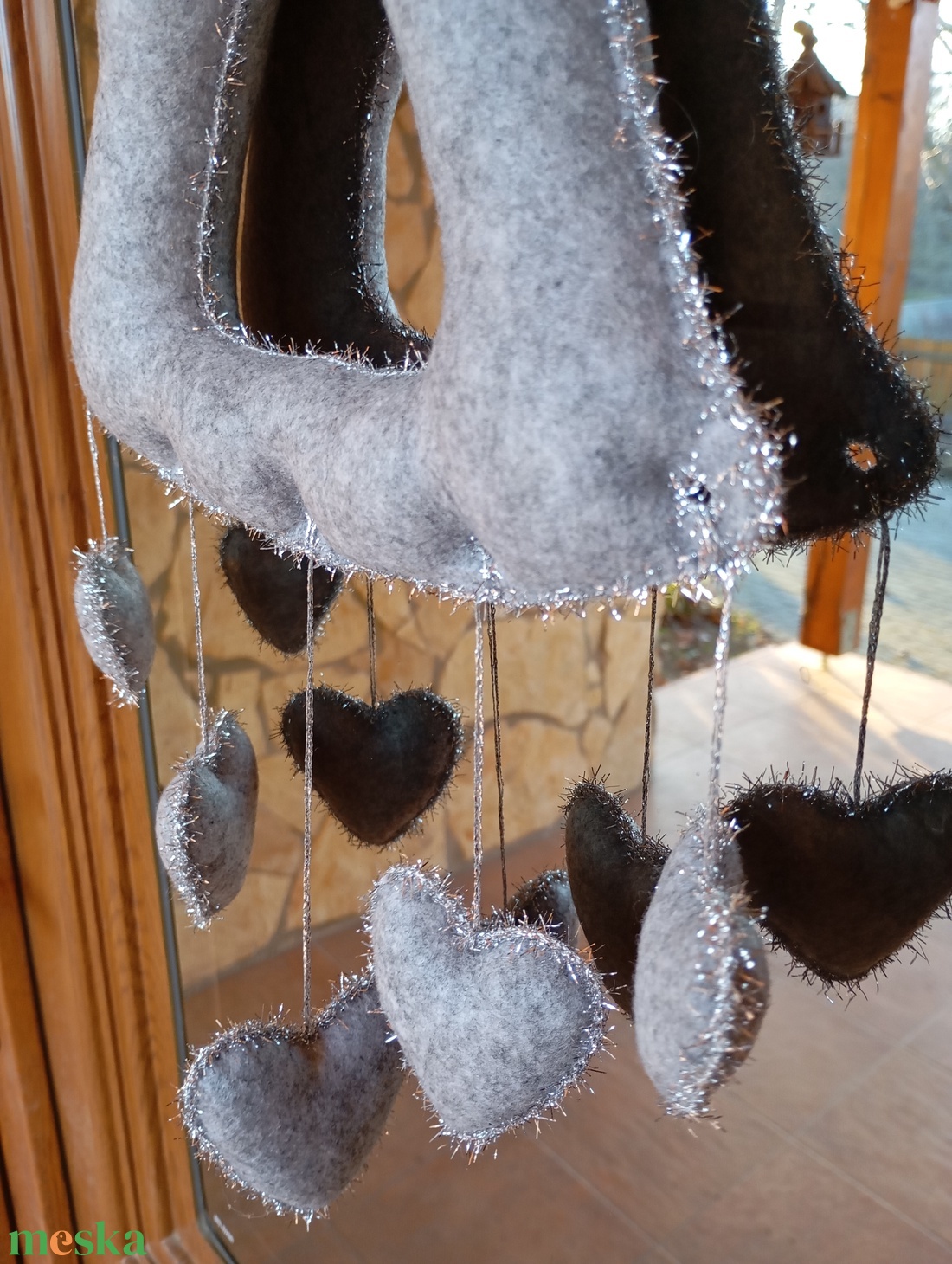 Téli filc harang ajtó- és ablakdísz � szíves, kézzel készült dekor (szürke�ezüst) - otthon & életmód - dekoráció - ajtó- és ablak dekoráció - ablakdísz - Meska.hu