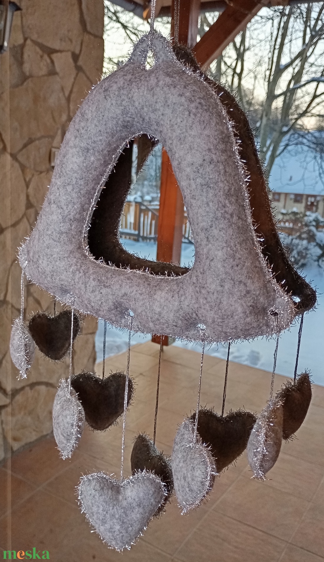Téli filc harang ajtó- és ablakdísz � szíves, kézzel készült dekor (szürke�ezüst) - otthon & életmód - dekoráció - ajtó- és ablak dekoráció - ablakdísz - Meska.hu