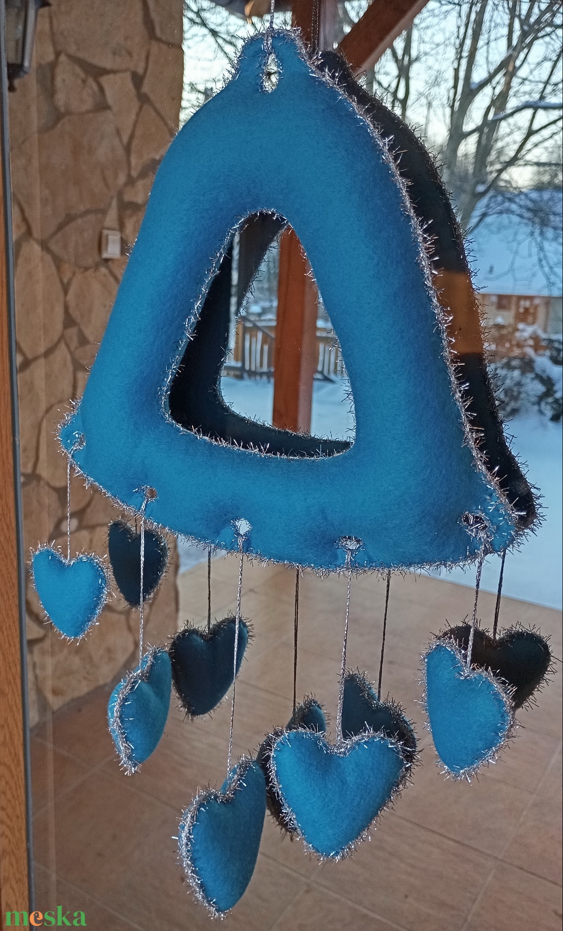 Téli filc harang ajtó- és ablakdísz � szíves, kézzel készült dekor (világoskék árnyalat, enyhén türkizes tónussal�ezüst) - otthon & életmód - dekoráció - ajtó- és ablak dekoráció - ablakdísz - Meska.hu