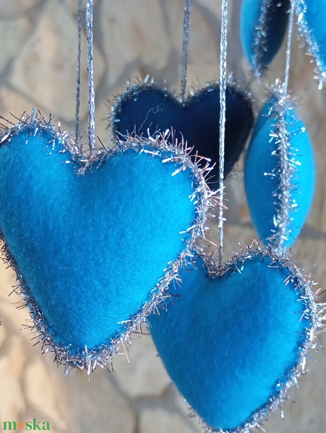 Téli filc harang ajtó- és ablakdísz � szíves, kézzel készült dekor (világoskék árnyalat, enyhén türkizes tónussal�ezüst) - otthon & életmód - dekoráció - ajtó- és ablak dekoráció - ablakdísz - Meska.hu