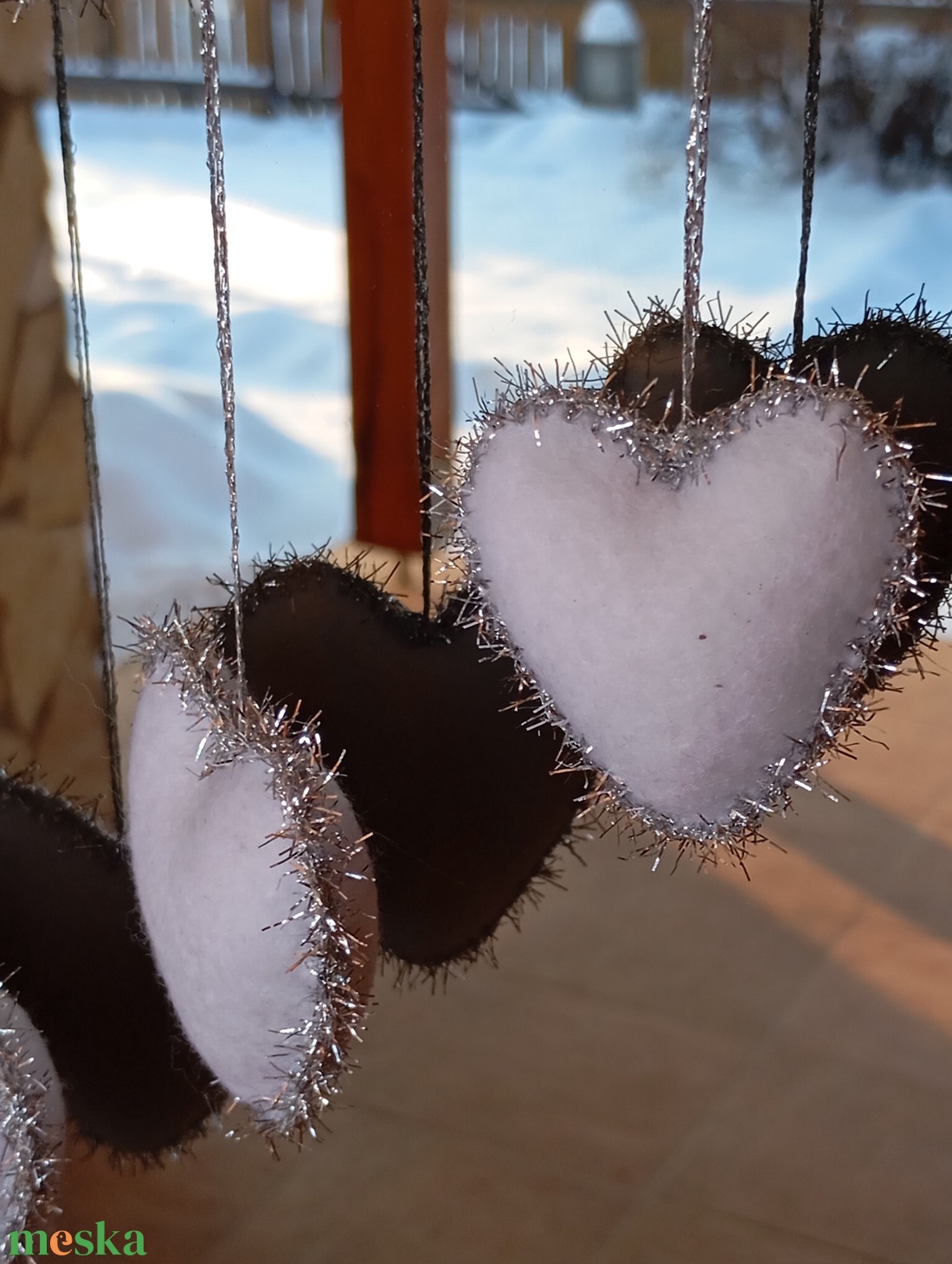 Téli filc harang ajtó- és ablakdísz � szíves, kézzel készült dekor (fehér�ezüst) - otthon & életmód - dekoráció - fali és függő dekoráció - függődísz - Meska.hu