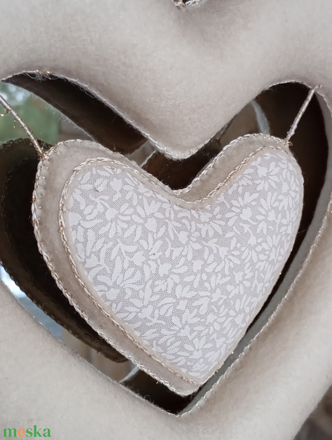 Ekrü filc szív � kézzel készült függeszthető dekoráció - otthon & életmód - dekoráció - ajtó- és ablak dekoráció - ablakdísz - Meska.hu