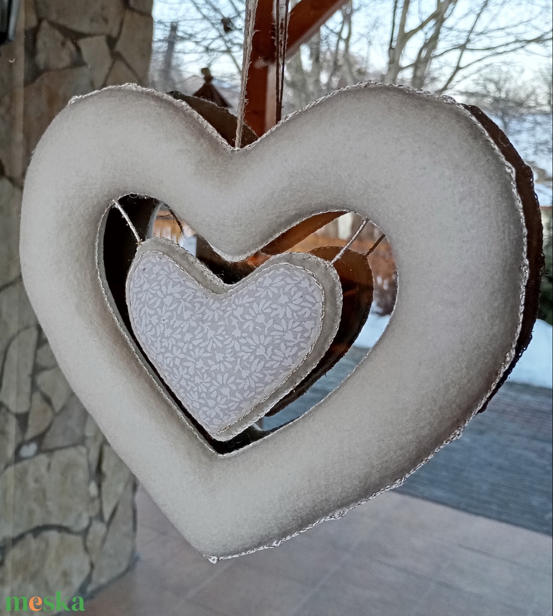 Ekrü filc szív � kézzel készült függeszthető dekoráció - otthon & életmód - dekoráció - ajtó- és ablak dekoráció - ablakdísz - Meska.hu