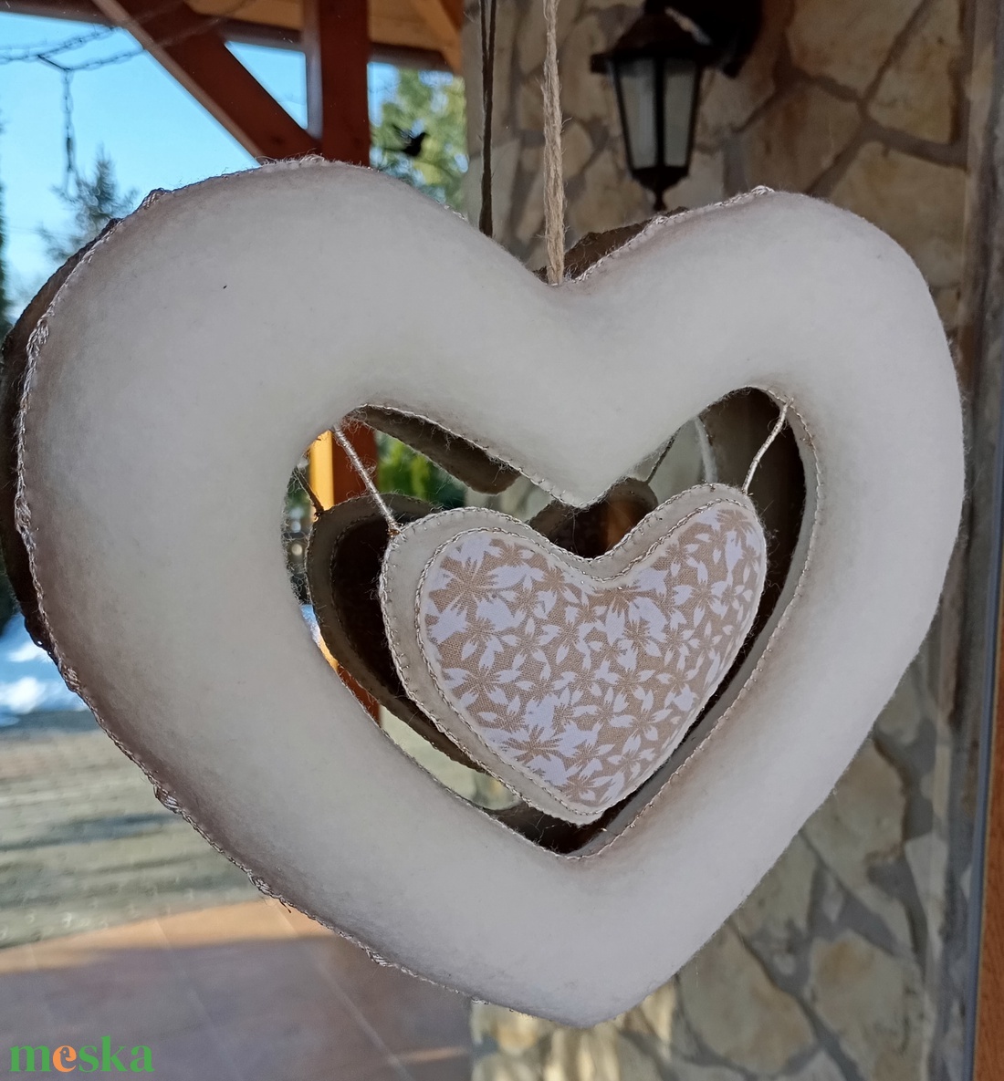Ekrü filc szív apró mintás textilbetéttel - otthon & életmód - dekoráció - ajtó- és ablak dekoráció - ablakdísz - Meska.hu