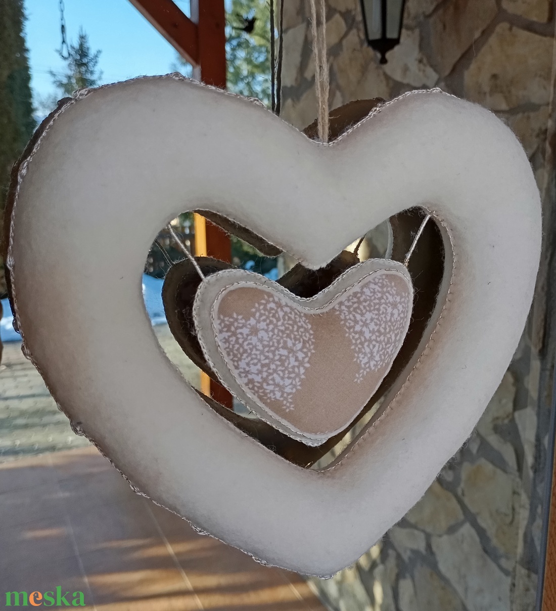 Ekrü filc szív apró mintás textilbetéttel - otthon & életmód - dekoráció - ajtó- és ablak dekoráció - ablakdísz - Meska.hu