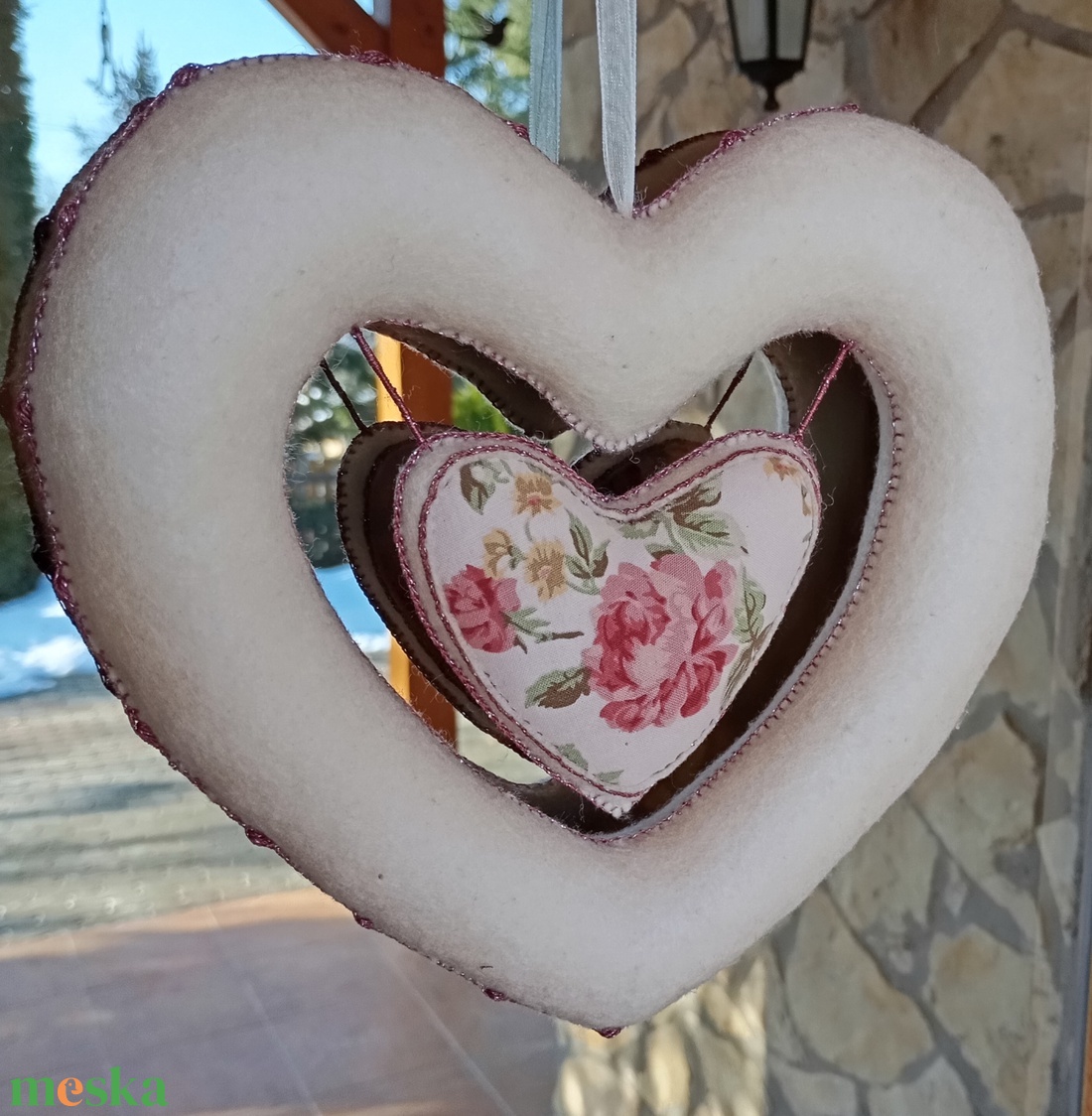 Kézzel készült ekrü filc szív rózsás textilbetéttel - otthon & életmód - dekoráció - ajtó- és ablak dekoráció - ablakdísz - Meska.hu
