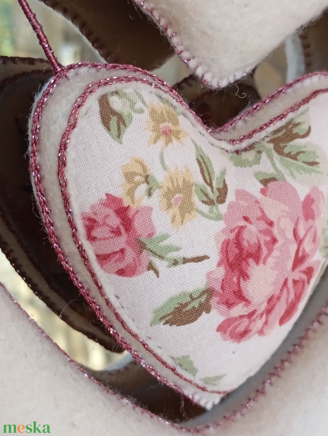 Kézzel készült ekrü filc szív rózsás textilbetéttel - otthon & életmód - dekoráció - ajtó- és ablak dekoráció - ablakdísz - Meska.hu