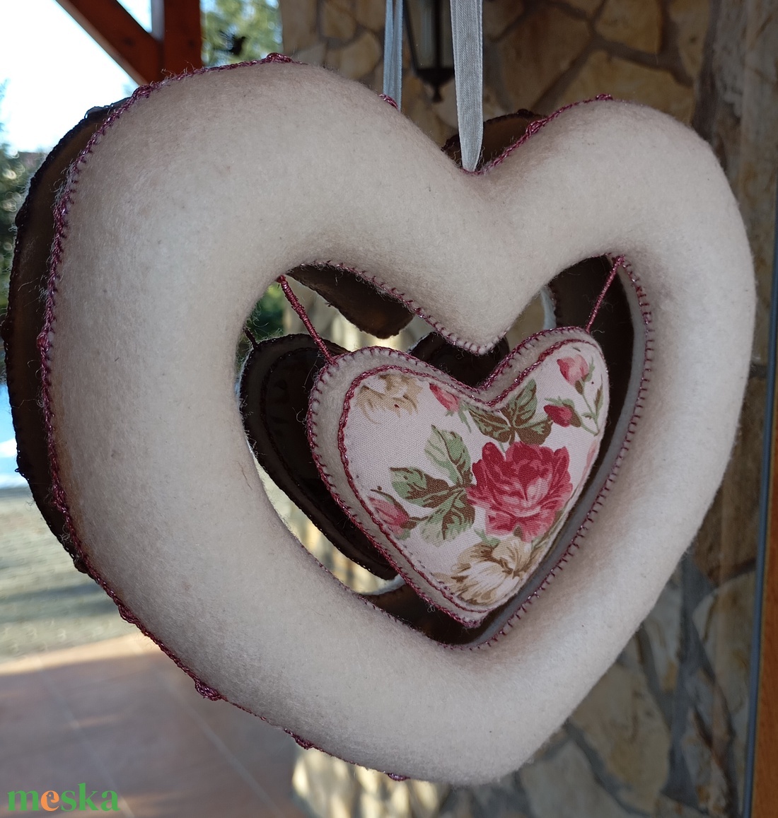 Kézzel készült ekrü filc szív rózsás textilbetéttel - otthon & életmód - dekoráció - ajtó- és ablak dekoráció - ablakdísz - Meska.hu
