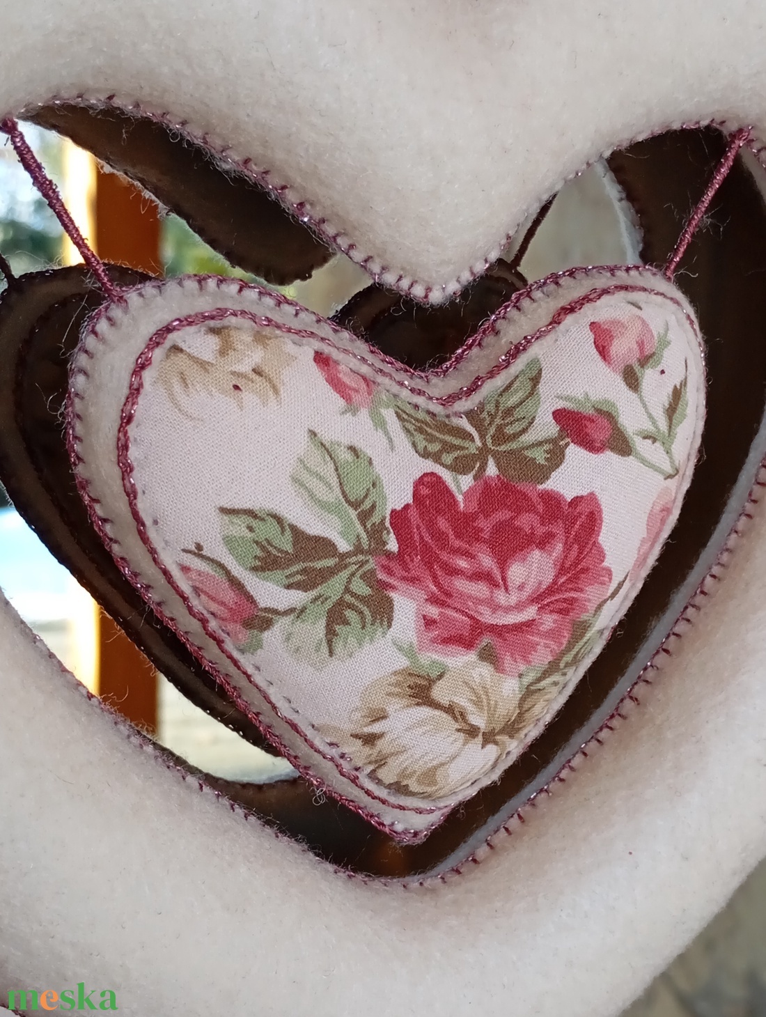 Kézzel készült ekrü filc szív rózsás textilbetéttel - otthon & életmód - dekoráció - ajtó- és ablak dekoráció - ablakdísz - Meska.hu