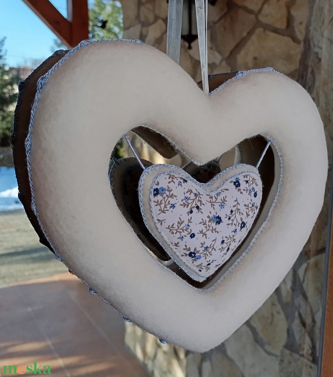 Vajszínű filc szív világoskék részletekkel � kézzel készült dekoráció - otthon & életmód - dekoráció - ajtó- és ablak dekoráció - ablakdísz - Meska.hu