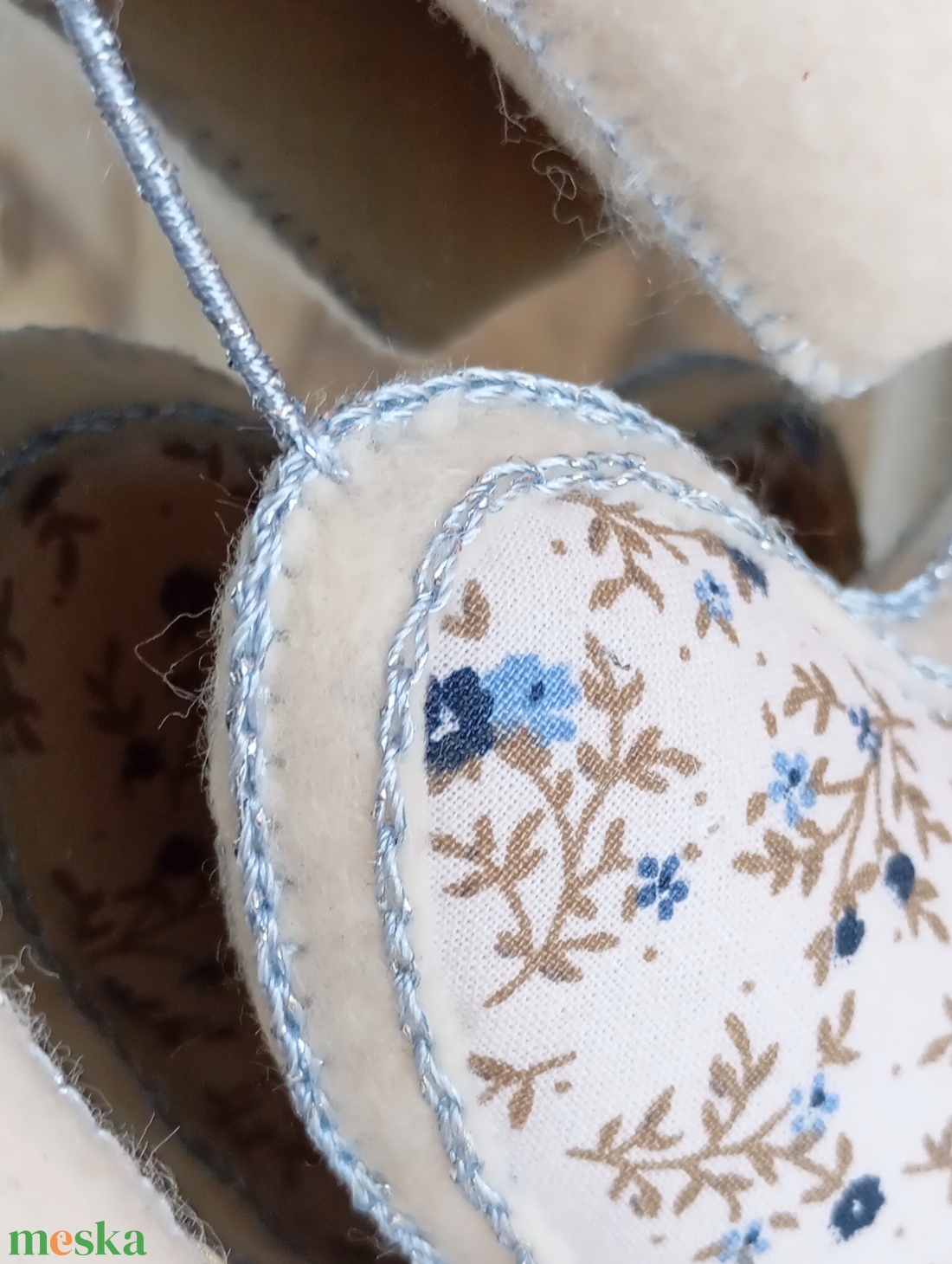 Vajszínű filc szív világoskék részletekkel � kézzel készült dekoráció - otthon & életmód - dekoráció - ajtó- és ablak dekoráció - ablakdísz - Meska.hu