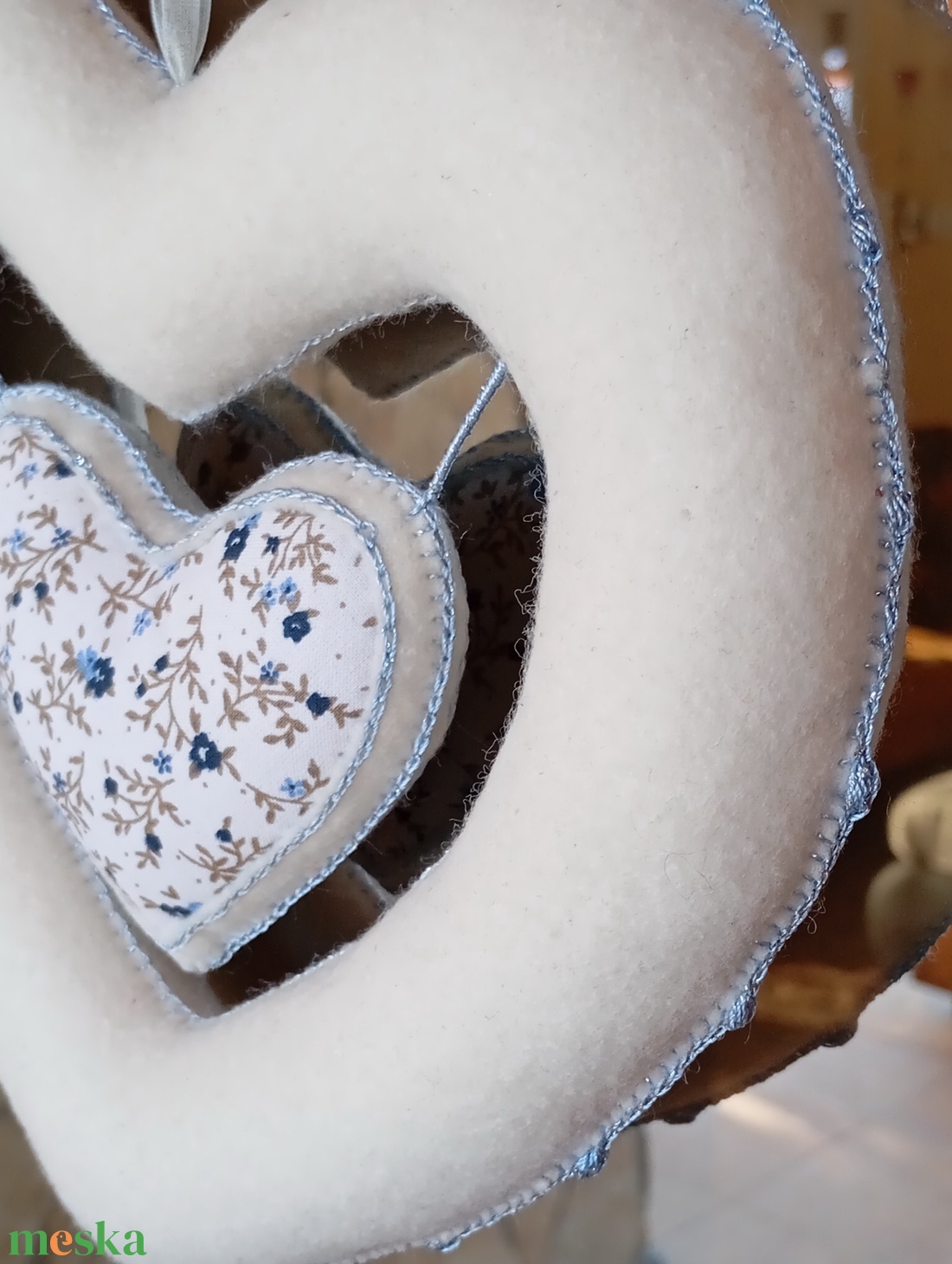 Vajszínű filc szív világoskék részletekkel � kézzel készült dekoráció - otthon & életmód - dekoráció - ajtó- és ablak dekoráció - ablakdísz - Meska.hu