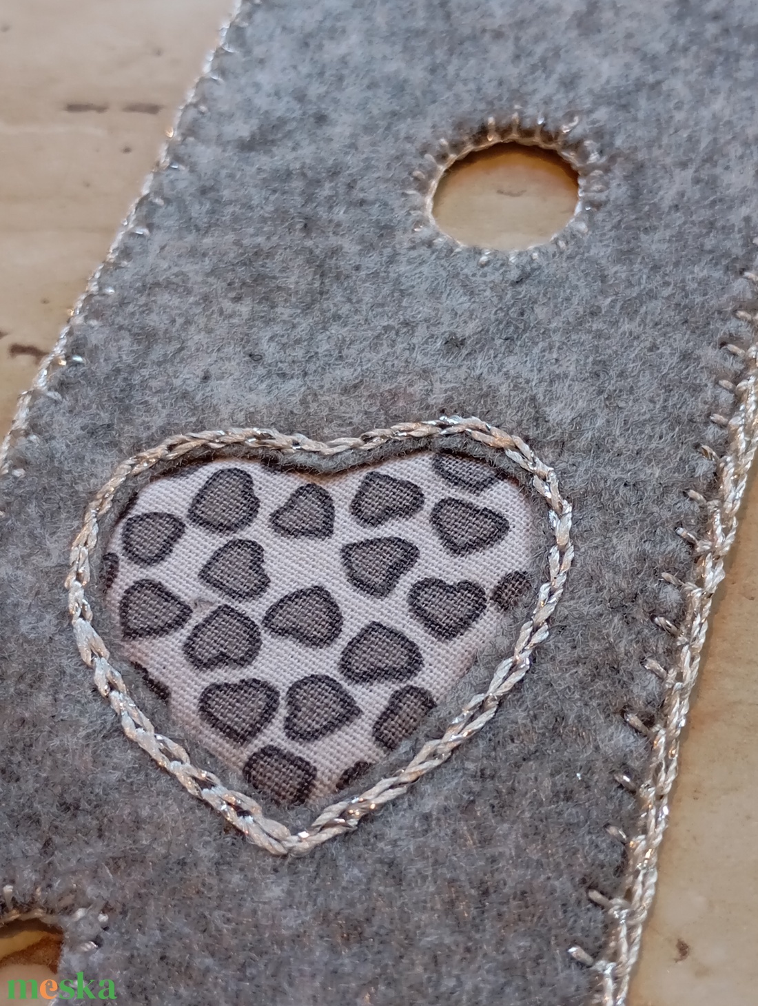 Szürke filc könyvjelző geometrikus szívmintával - könyv & zene - könyvjelző - Meska.hu