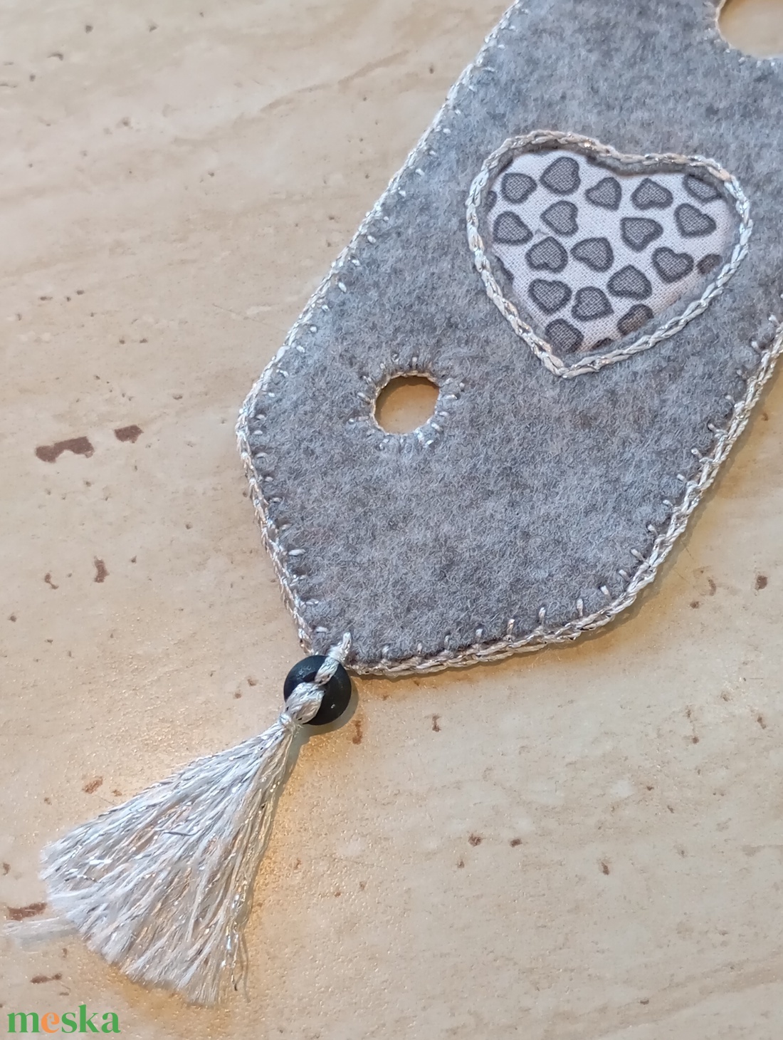 Szürke filc könyvjelző geometrikus szívmintával - könyv & zene - könyvjelző - Meska.hu