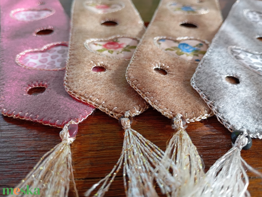 Rózsaszín filc könyvjelző szívmintával  - könyv & zene - könyvjelző - Meska.hu