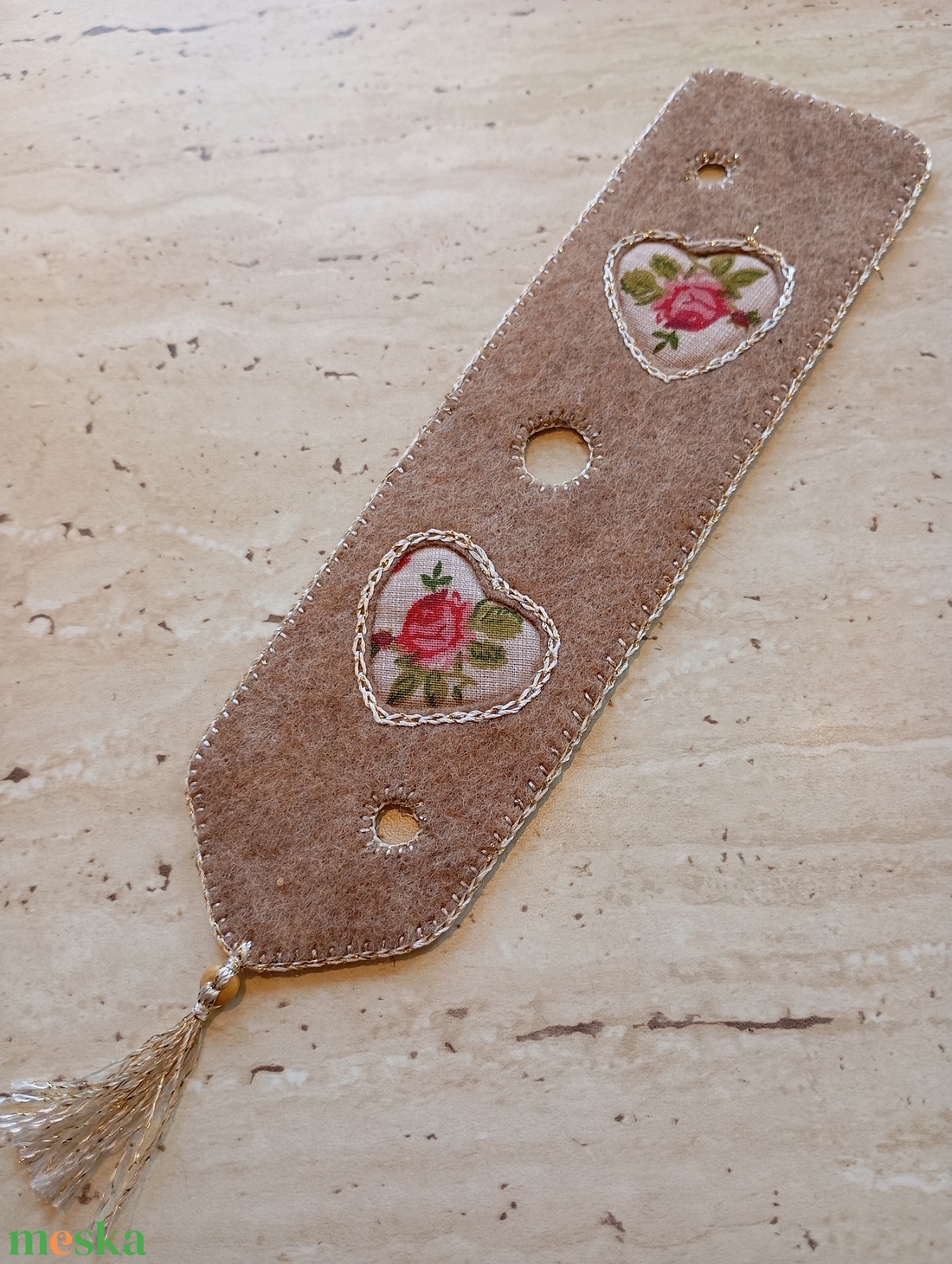 Bézs filc könyvjelző rózsás szívmintával - könyv & zene - könyvjelző - Meska.hu