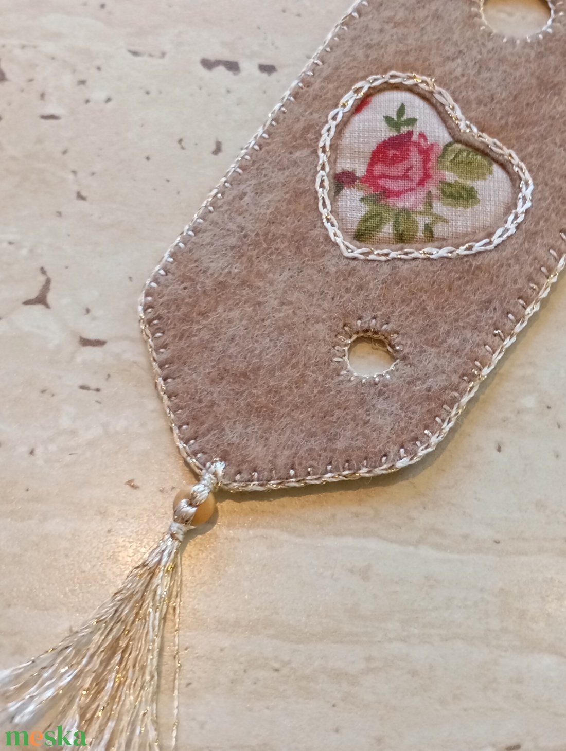 Bézs filc könyvjelző rózsás szívmintával - könyv & zene - könyvjelző - Meska.hu