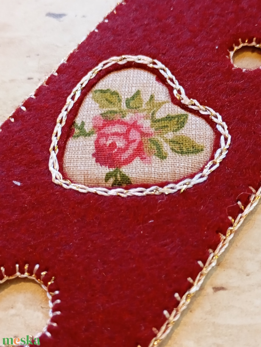 Bordó filc könyvjelző rózsás szívmintával - könyv & zene - könyvjelző - Meska.hu