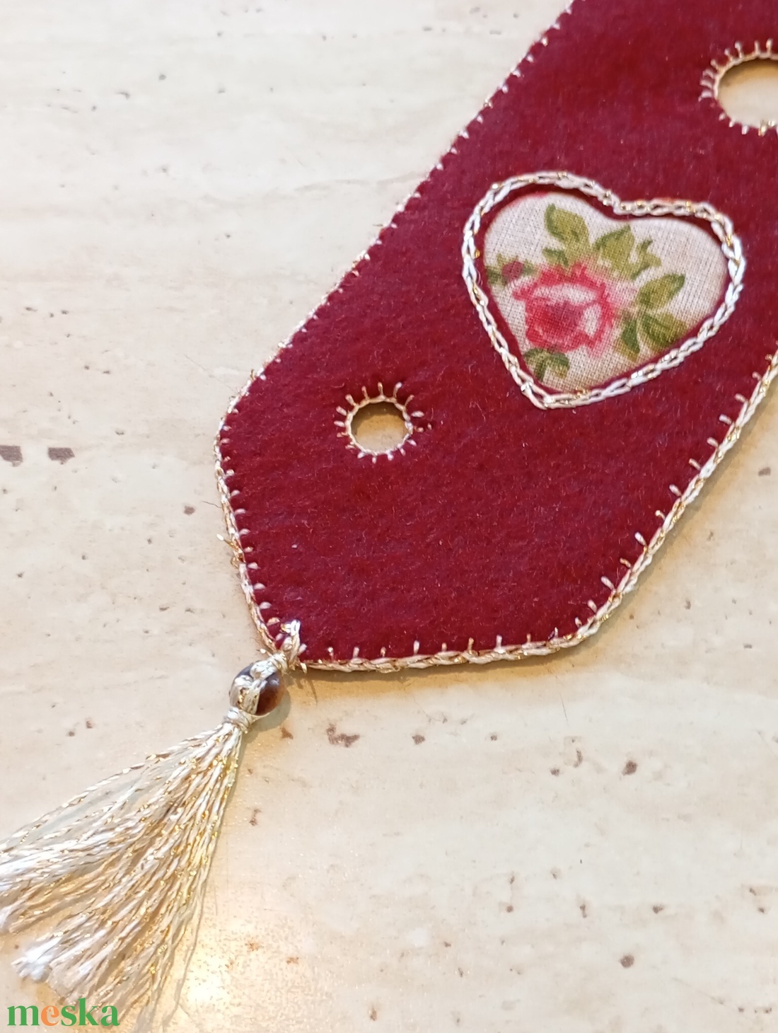 Bordó filc könyvjelző rózsás szívmintával - könyv & zene - könyvjelző - Meska.hu