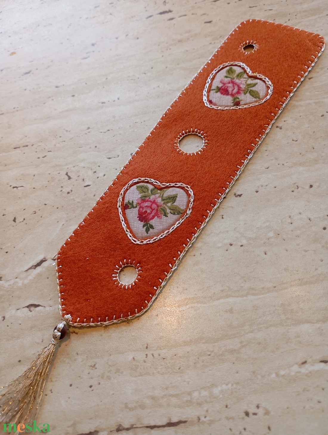 Rozsdabarna filc könyvjelző rózsás szívmintával - könyv & zene - könyvjelző - Meska.hu